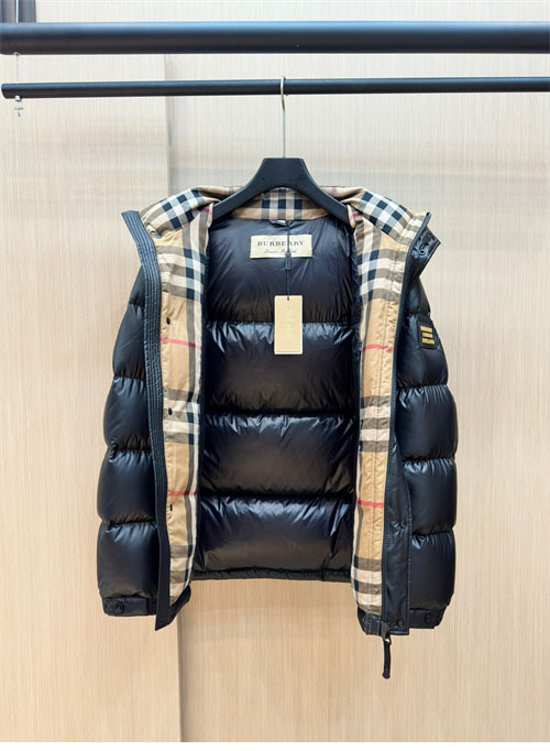 Burberry 버버리 24FW 로고 패치 숏 패딩 다운 자켓 레플리카 6번 이미지 - 의류 | 세미샵 레플리카 사이트