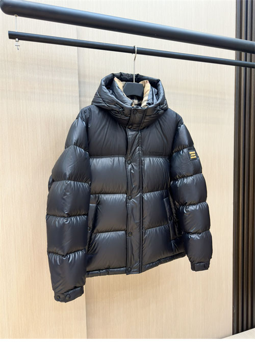 Burberry 버버리 24FW 로고 패치 숏 패딩 다운 자켓 레플리카 8번 이미지 - 의류 | 세미샵 레플리카 사이트