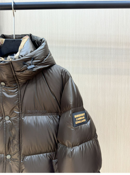 Burberry 버버리 24FW 로고 패치 숏 패딩 다운 자켓 레플리카 12번 이미지 - 의류 | 세미샵 레플리카 사이트