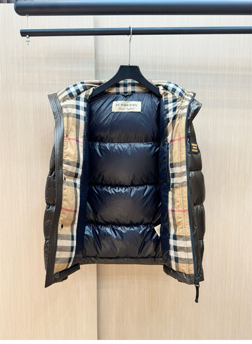 Burberry 버버리 24FW 로고 패치 숏 패딩 다운 자켓 레플리카 15번 이미지 - 의류 | 세미샵 레플리카 사이트