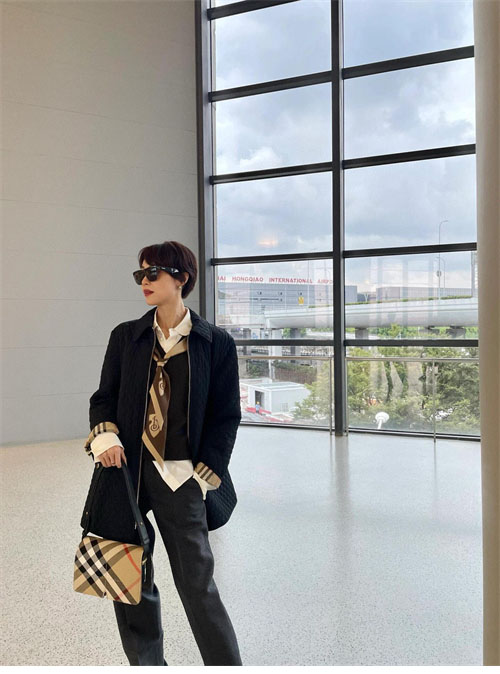 Burberry 버버리 24FW 체크 후드 퀼티드 나일론 자켓 레플리카 13번 이미지 - 의류 | 세미샵 레플리카 사이트