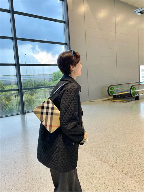 Burberry 버버리 24FW 체크 후드 퀼티드 나일론 자켓 레플리카 15번 이미지 - 의류 | 세미샵 레플리카 사이트