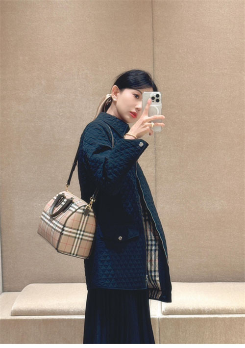 Burberry 버버리 24FW 체크 후드 퀼티드 나일론 자켓 레플리카 19번 이미지 - 의류 | 세미샵 레플리카 사이트