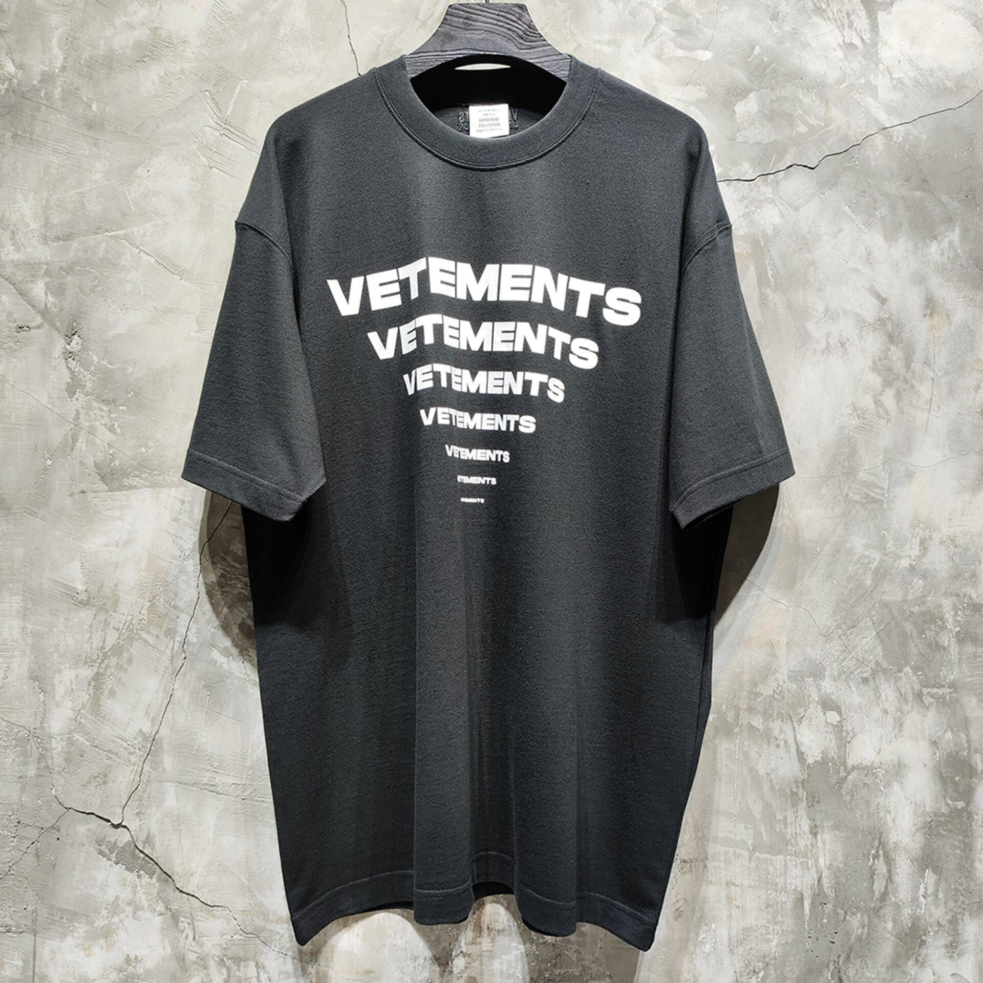 베트멍 24SS PYRAMID 로고 반팔 티셔츠 블랙