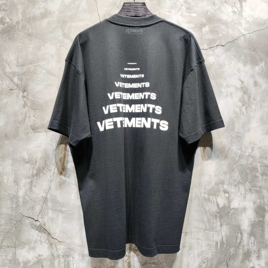 베트멍 24SS PYRAMID 로고 반팔 티셔츠 블랙 - 상세 이미지