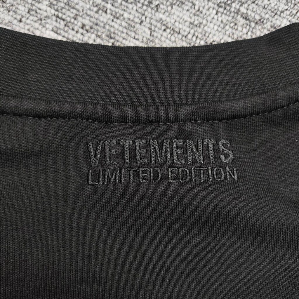 베트멍 24SS PYRAMID 로고 반팔 티셔츠 블랙 - 상세 이미지