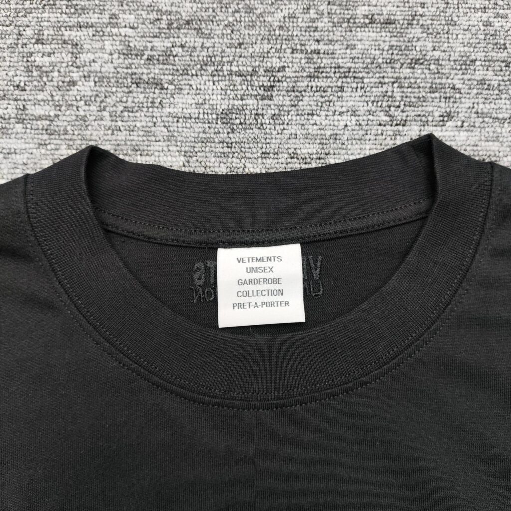 베트멍 24SS PYRAMID 로고 반팔 티셔츠 블랙 - 상세 이미지