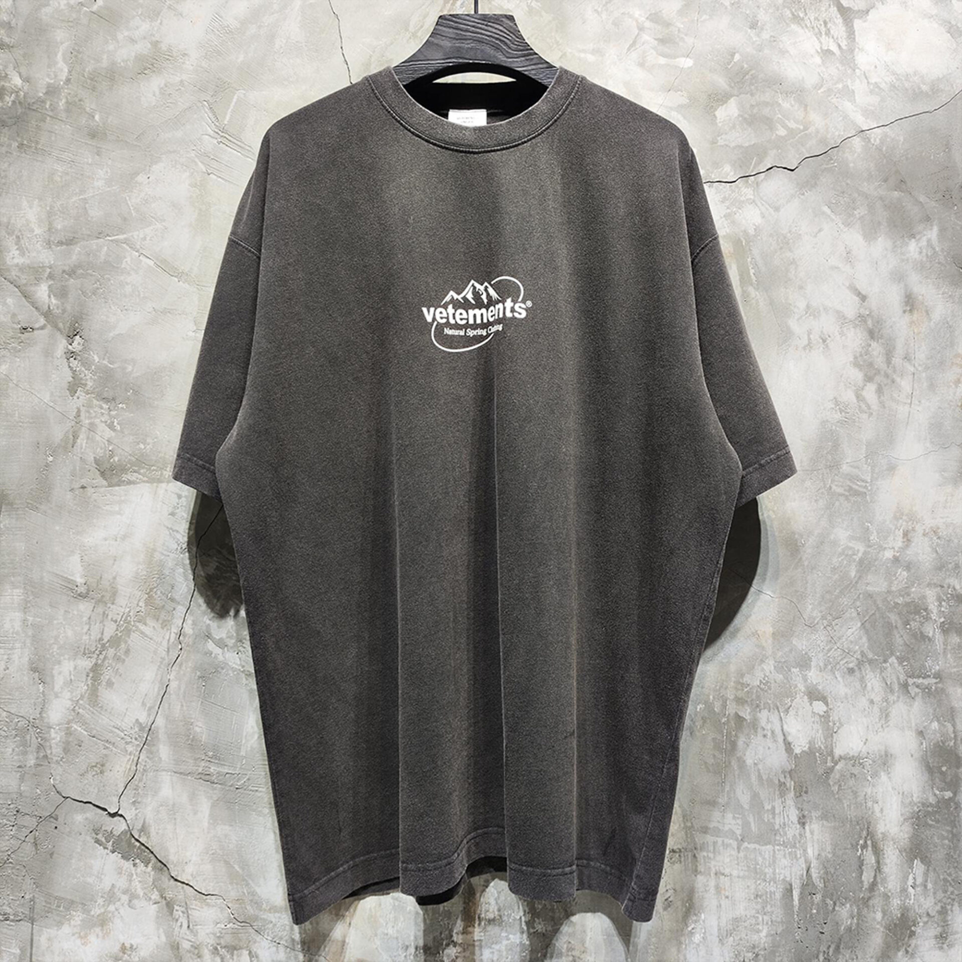 베트멍 24SS SPRING WATER 로고 반팔 티셔츠 블랙