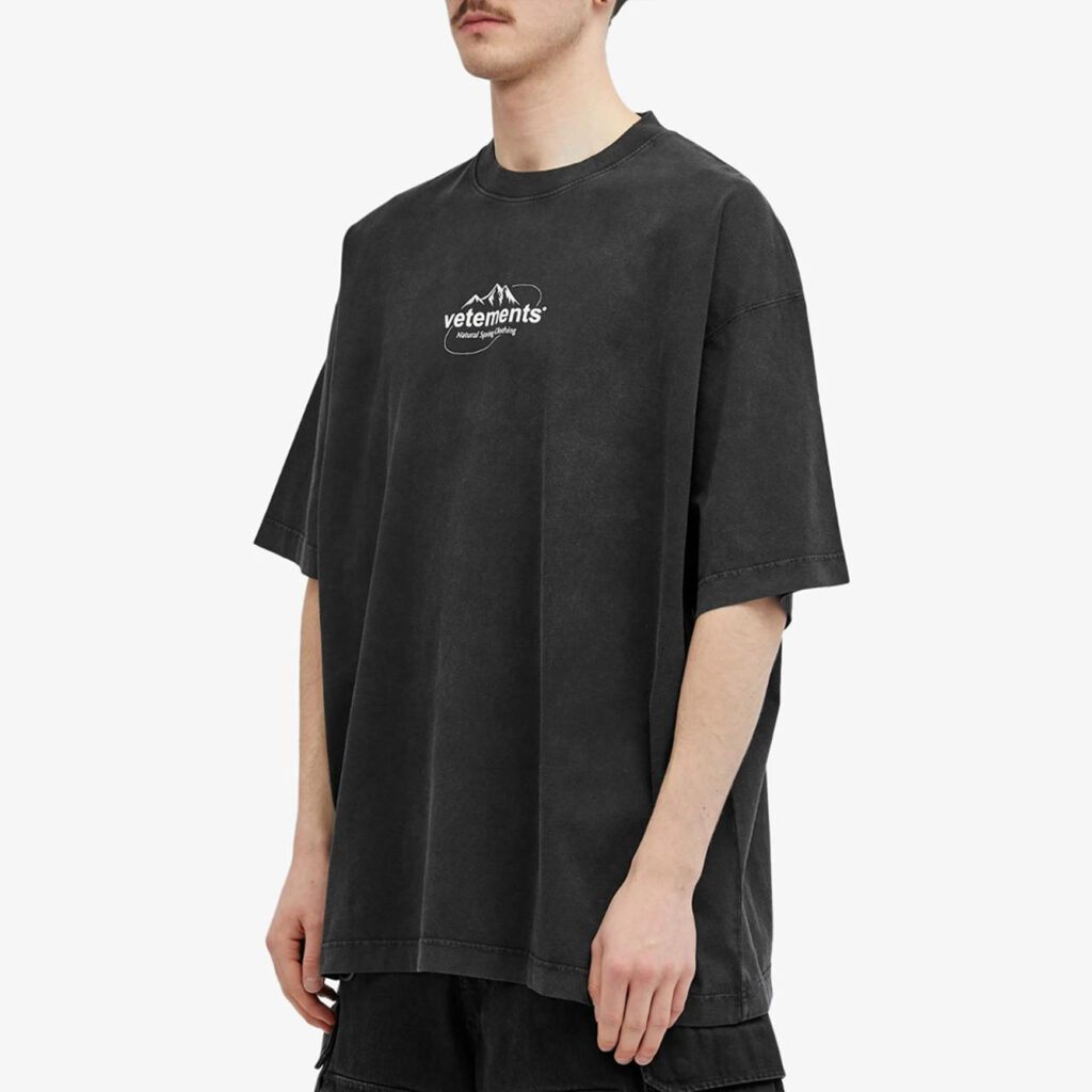 베트멍 24SS SPRING WATER 로고 반팔 티셔츠 블랙 - 상세 이미지