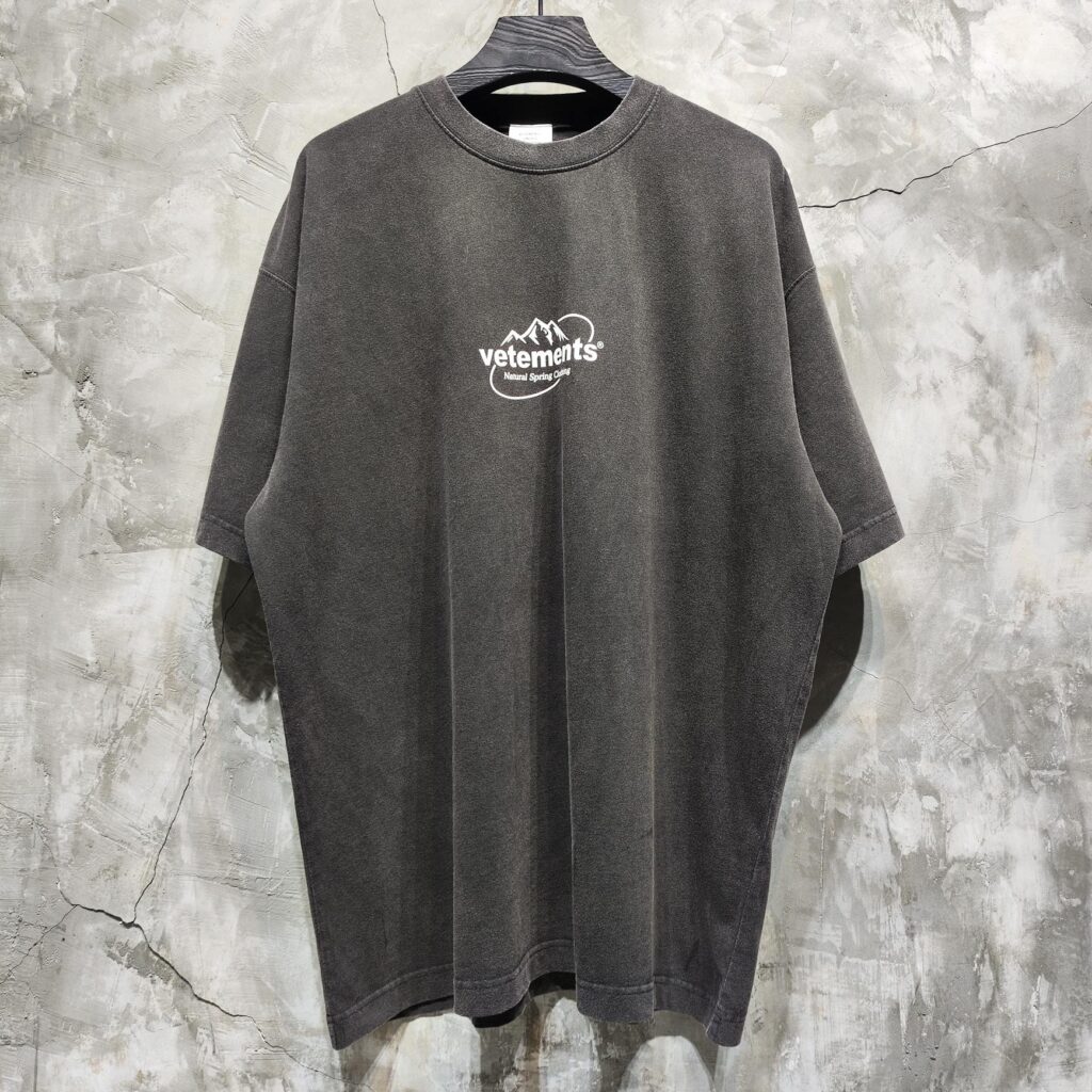 베트멍 24SS SPRING WATER 로고 반팔 티셔츠 블랙 - 상세 이미지