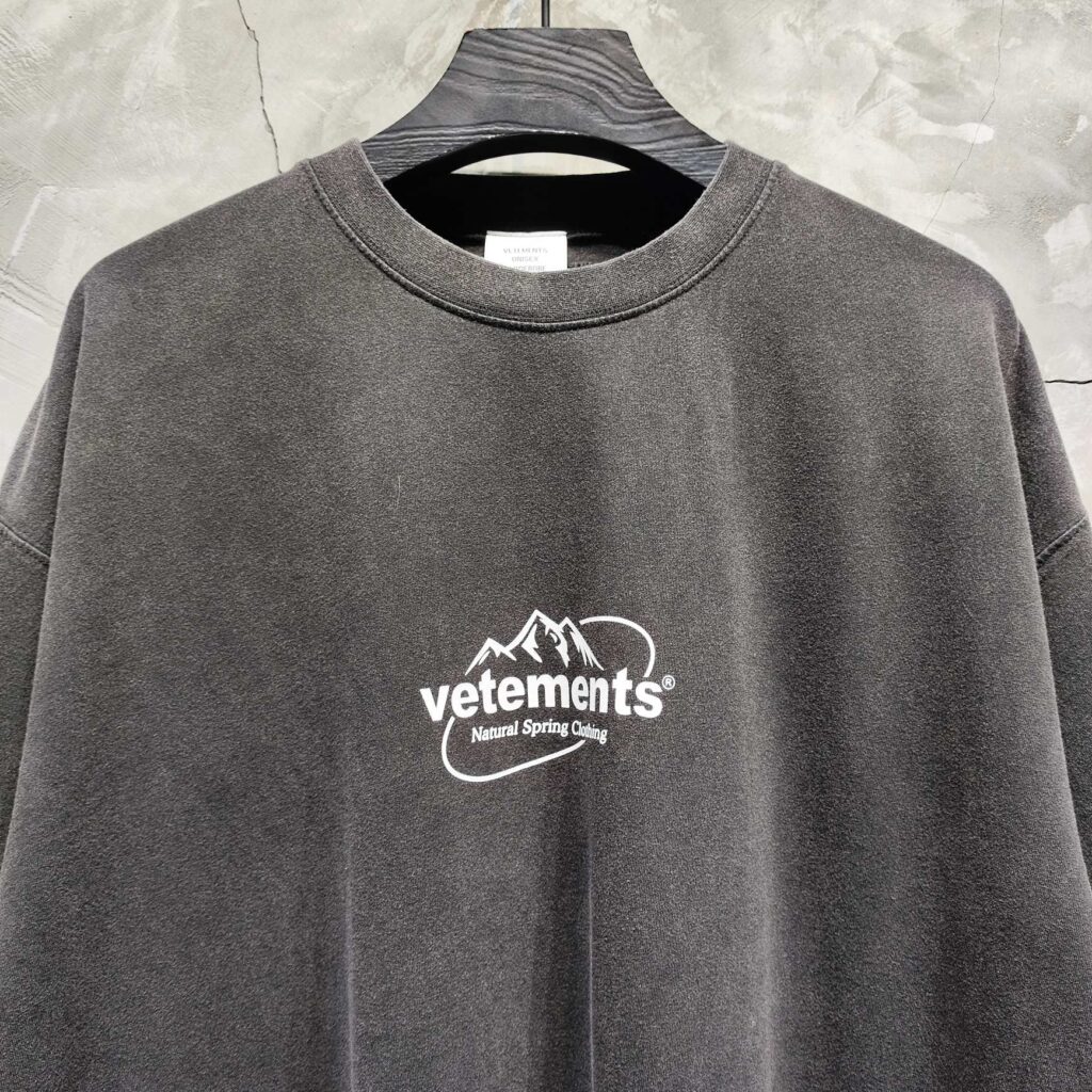 베트멍 24SS SPRING WATER 로고 반팔 티셔츠 블랙 - 상세 이미지