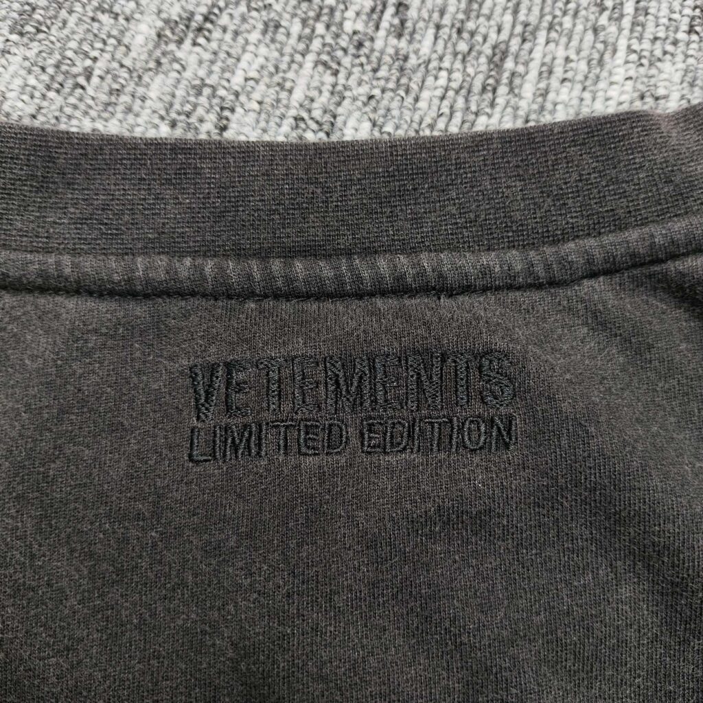 베트멍 24SS SPRING WATER 로고 반팔 티셔츠 블랙 - 상세 이미지