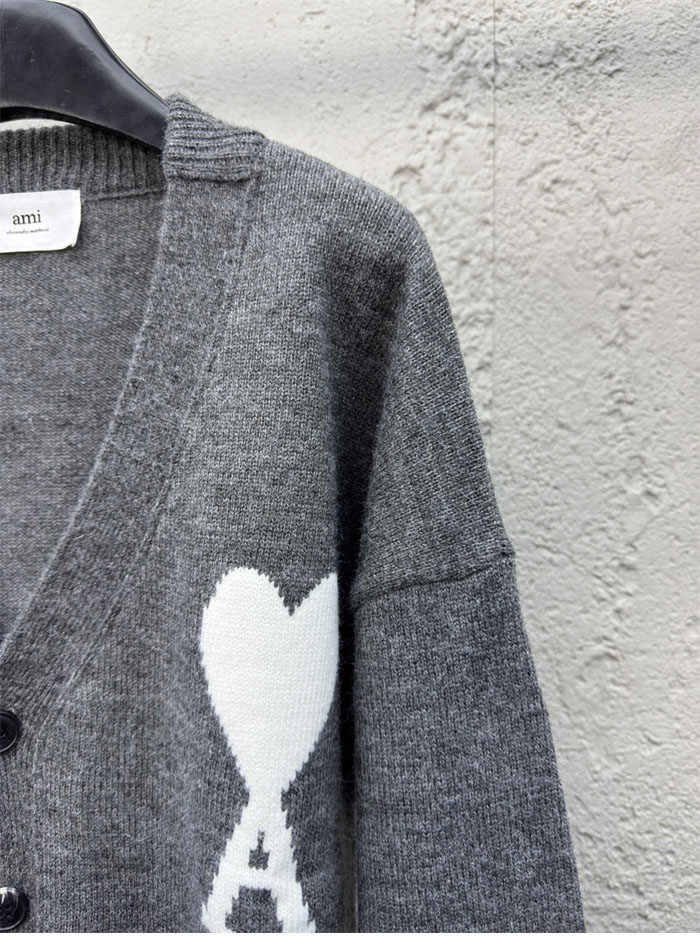 A M I 아미 빅하트 로고 V넥 울 가디건 레플리카 6번 이미지 - 의류 | 세미샵 레플리카 사이트