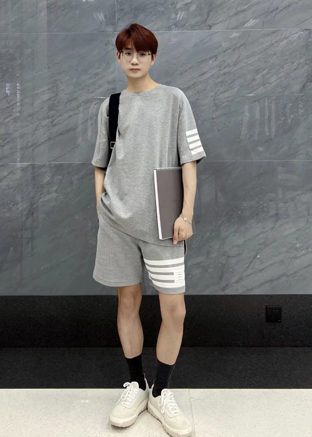 톰브라운 사선 슬리브 반팔 티셔츠 그레이 - 상세 이미지
