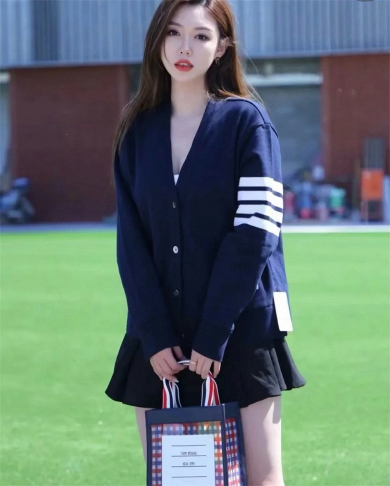 Thom Browne 톰브라운 사선완장 4-Bar 루프백 저지 v넥 가디건 레플리카 9번 이미지 - 의류 | 세미샵 레플리카 사이트