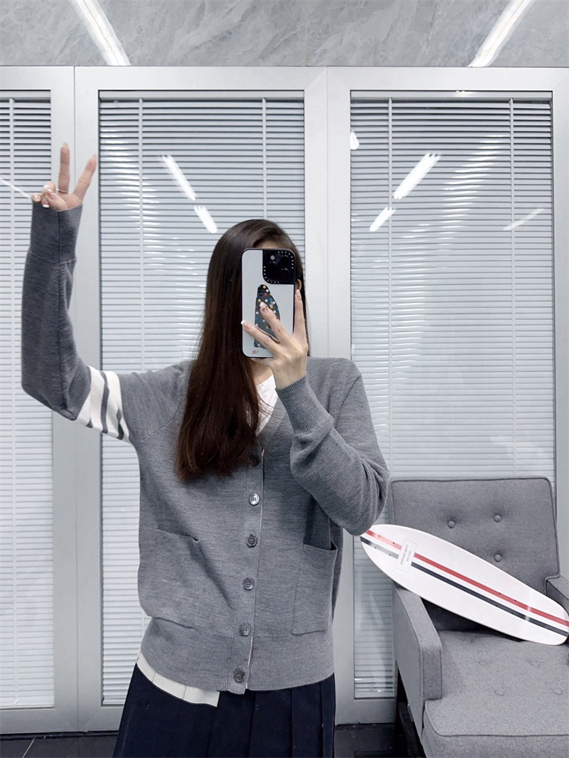 Thom Browne 톰브라운 사선완장 4-Bar 메리노 v넥 가디건 레플리카 9번 이미지 - 의류 | 세미샵 레플리카 사이트