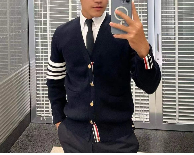 Thom Browne 톰브라운 사선완장 4-Bar 밀라노 스티치 클래식 가디건 레플리카 5번 이미지 - 의류 | 세미샵 레플리카 사이트