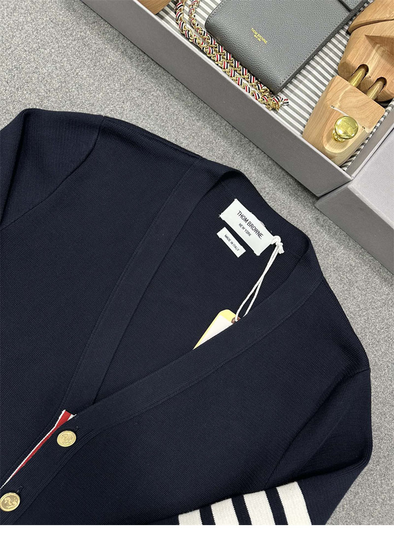 Thom Browne 톰브라운 사선완장 4-Bar 밀라노 스티치 클래식 가디건 레플리카 6번 이미지 - 의류 | 세미샵 레플리카 사이트