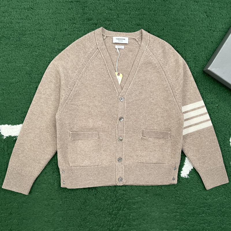 톰브라운 톰브라운 사선완장 4-Bar 셰틀랜드 울 V넥 가디건 레플리카 7번 이미지 - 의류 | 세미샵 레플리카 사이트