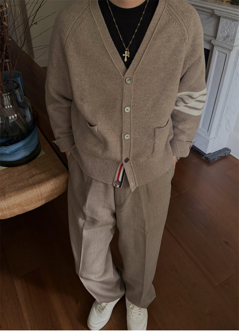 톰브라운 톰브라운 사선완장 4-Bar 셰틀랜드 울 V넥 가디건 레플리카 4번 이미지 - 의류 | 세미샵 레플리카 사이트