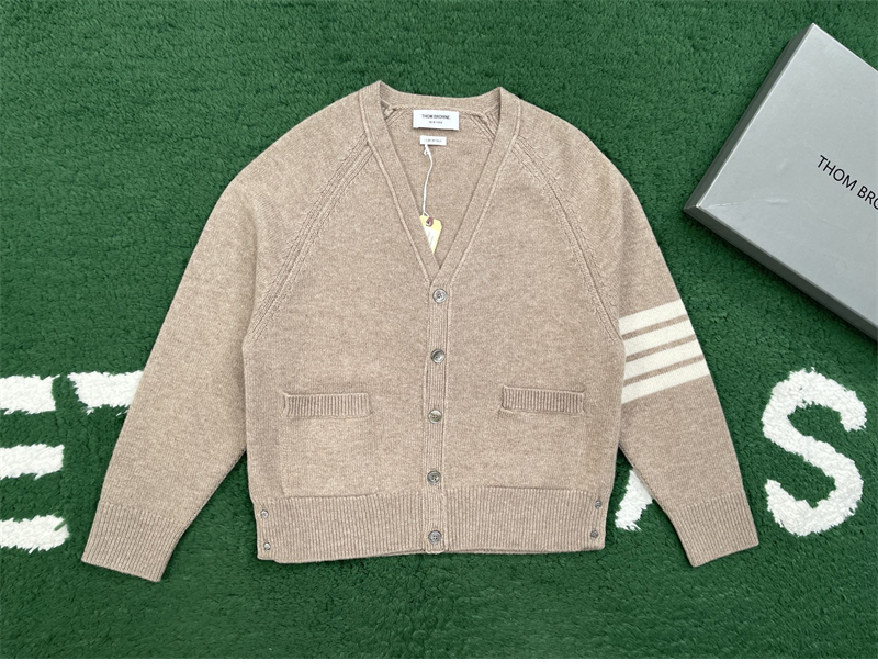 톰브라운 톰브라운 사선완장 4-Bar 셰틀랜드 울 V넥 가디건 레플리카 10번 이미지 - 의류 | 세미샵 레플리카 사이트