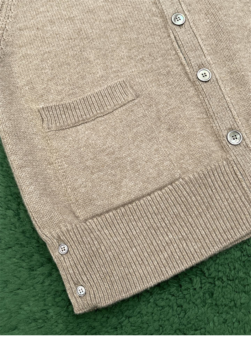 톰브라운 톰브라운 사선완장 4-Bar 셰틀랜드 울 V넥 가디건 레플리카 2번 이미지 - 의류 | 세미샵 레플리카 사이트