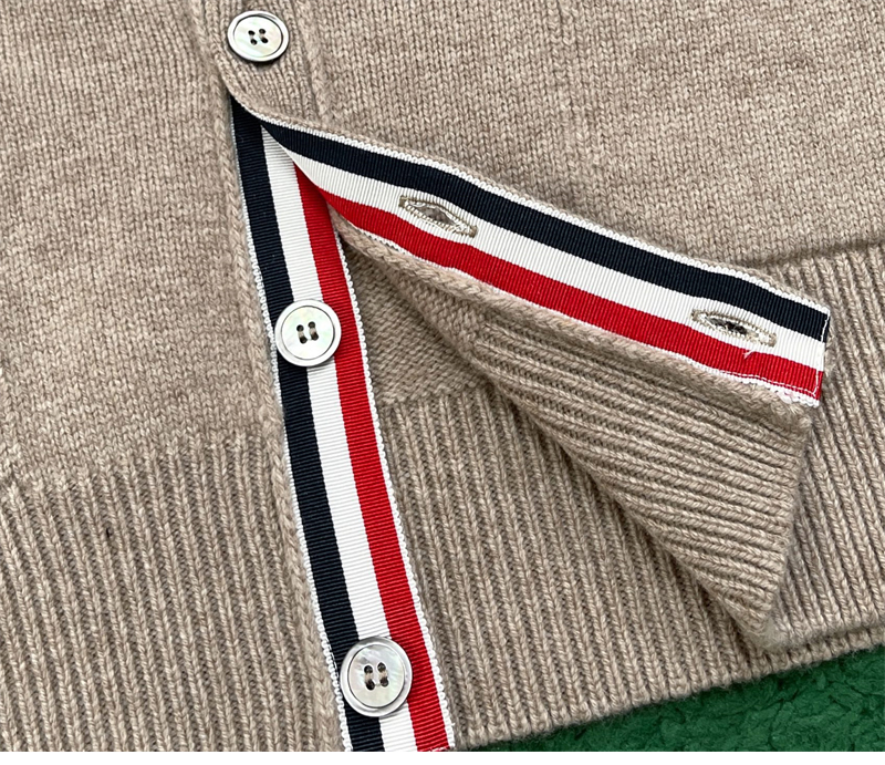 톰브라운 톰브라운 사선완장 4-Bar 셰틀랜드 울 V넥 가디건 레플리카 9번 이미지 - 의류 | 세미샵 레플리카 사이트