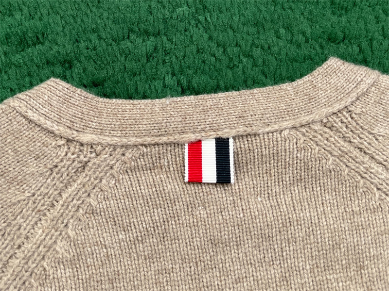 톰브라운 톰브라운 사선완장 4-Bar 셰틀랜드 울 V넥 가디건 레플리카 15번 이미지 - 의류 | 세미샵 레플리카 사이트