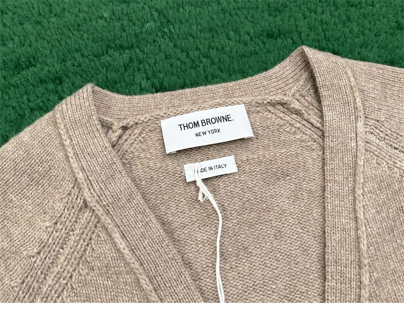 톰브라운 톰브라운 사선완장 4-Bar 셰틀랜드 울 V넥 가디건 레플리카 3번 이미지 - 의류 | 세미샵 레플리카 사이트
