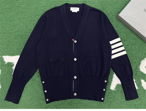 Thom Browne 톰브라운 사선완장 4-Bar 캐시미어 크롭 v넥 가디건 레플리카 3번 이미지 - 의류 | 세미샵 레플리카 사이트