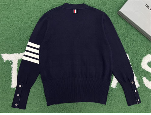 Thom Browne 톰브라운 사선완장 4-Bar 캐시미어 크롭 v넥 가디건 레플리카 4번 이미지 - 의류 | 세미샵 레플리카 사이트