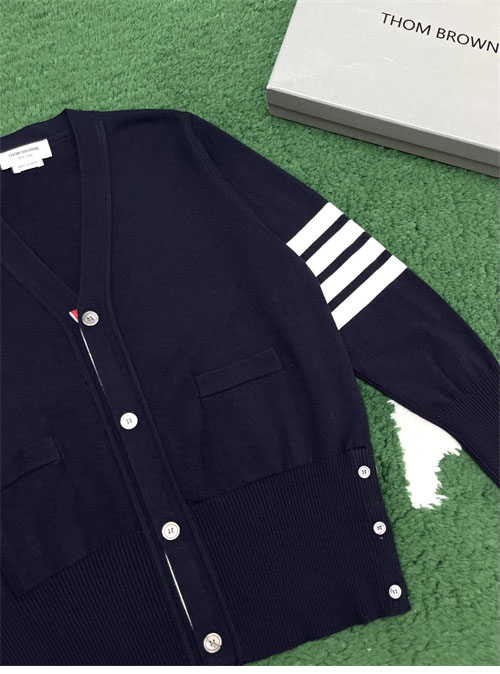 Thom Browne 톰브라운 사선완장 4-Bar 캐시미어 크롭 v넥 가디건 레플리카 5번 이미지 - 의류 | 세미샵 레플리카 사이트