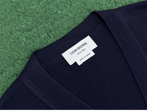 Thom Browne 톰브라운 사선완장 4-Bar 캐시미어 크롭 v넥 가디건 레플리카 6번 이미지 - 의류 | 세미샵 레플리카 사이트