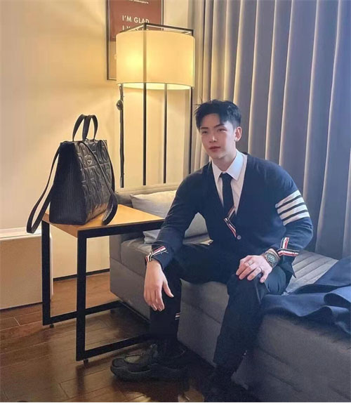 Thom Browne 톰브라운 사선완장 4-Bar 캐시미어 크롭 v넥 가디건 레플리카 12번 이미지 - 의류 | 세미샵 레플리카 사이트