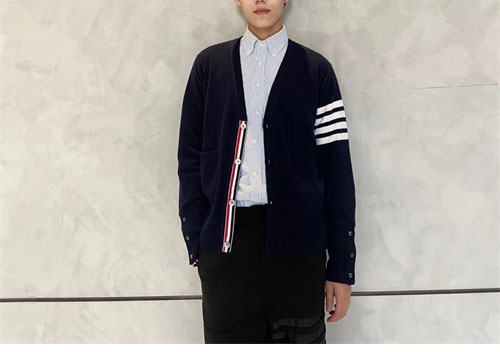 Thom Browne 톰브라운 사선완장 4-Bar 캐시미어 크롭 v넥 가디건 레플리카 19번 이미지 - 의류 | 세미샵 레플리카 사이트