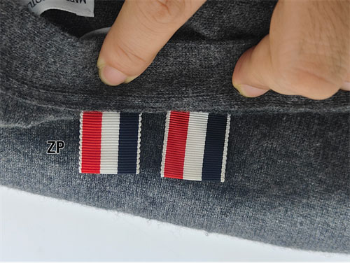 톰브라운 사선완장 4-Bar 캐시미어 크롭 가디건 - 상세 이미지