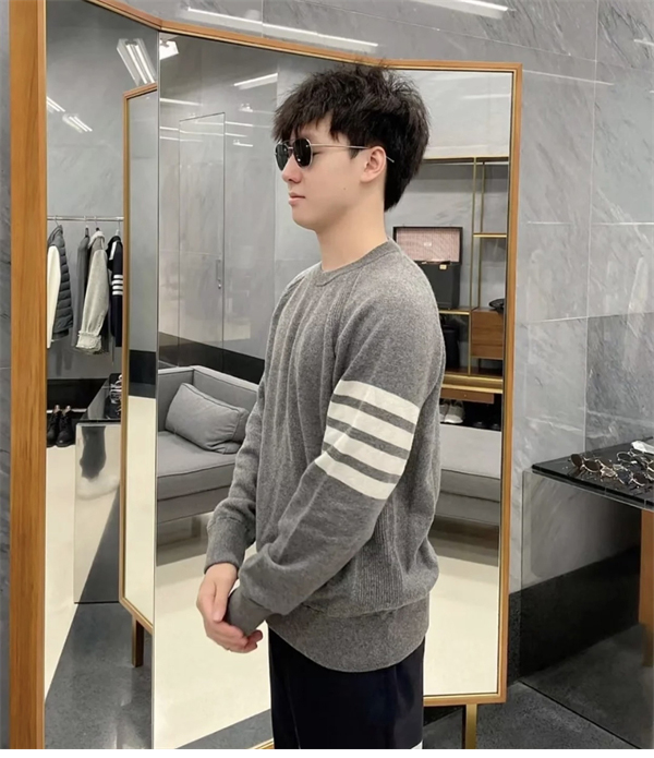 Thom Browne 톰브라운 사선완장 4-Bar 캐시미어 풀오버 니트 레플리카 3번 이미지 - 의류 | 세미샵 레플리카 사이트