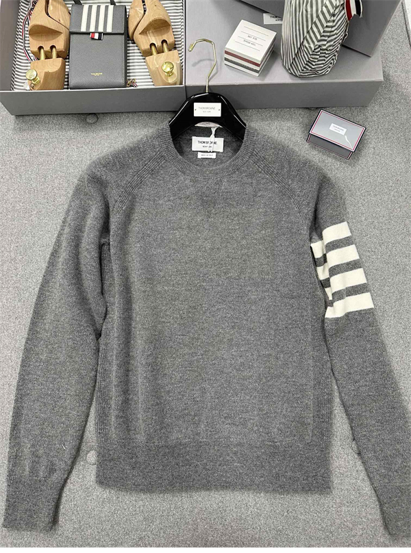 Thom Browne 톰브라운 사선완장 4-Bar 캐시미어 풀오버 니트 레플리카 6번 이미지 - 의류 | 세미샵 레플리카 사이트
