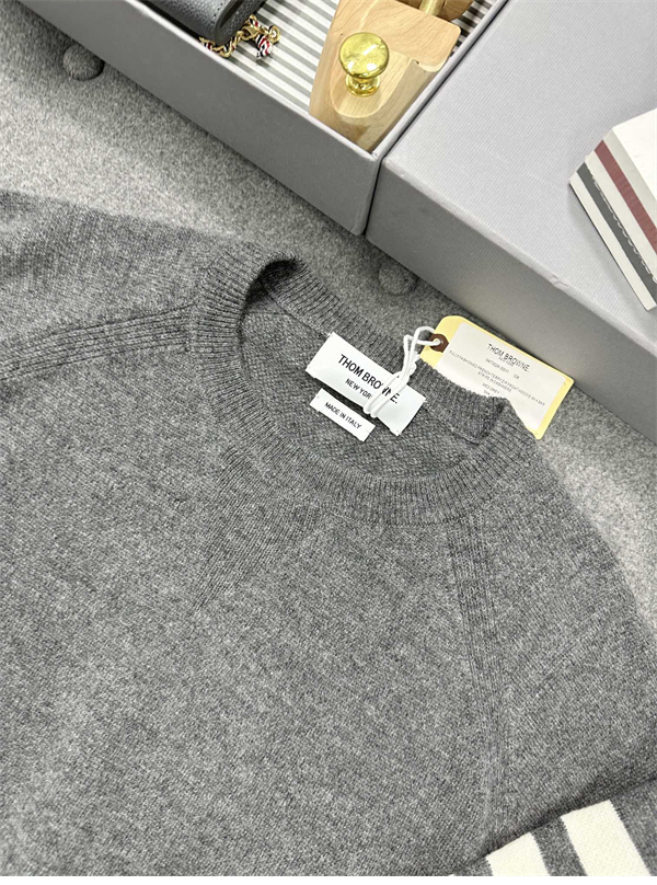 Thom Browne 톰브라운 사선완장 4-Bar 캐시미어 풀오버 니트 레플리카 8번 이미지 - 의류 | 세미샵 레플리카 사이트