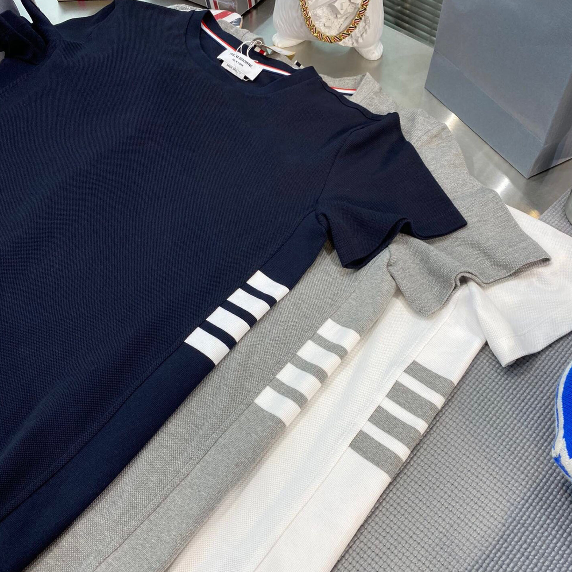 Thom Browne 톰브라운 사이드라인 반팔 티셔츠 “3COLOR” 레플리카 1번 이미지 - 의류 | 세미샵 레플리카 사이트