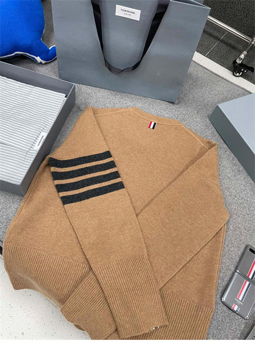Thom Browne 톰브라운 울 저지 스티치 사선완장 4-Bar 크루넥 클래식 니트 레플리카 10번 이미지 - 의류 | 세미샵 레플리카 사이트