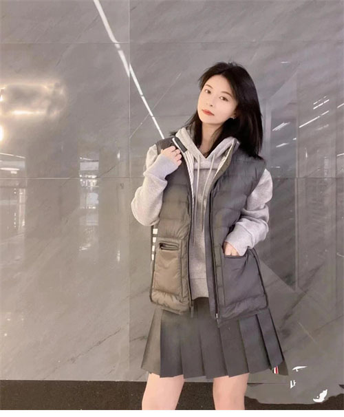 톰브라운 퍼넬 넥다운 패딩 베스트 (레어) - 상세 이미지