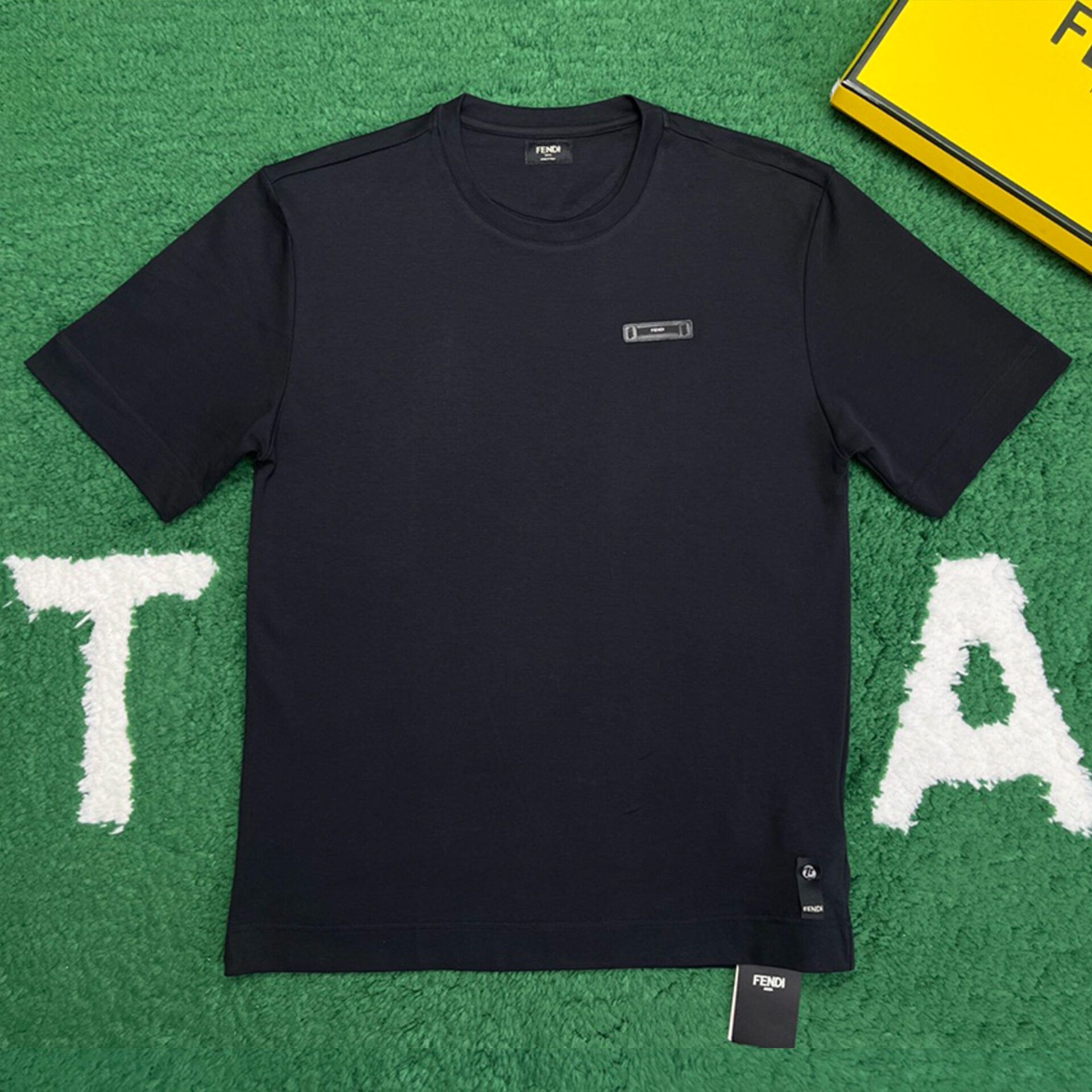 펜디 24SS Label 라운드 반팔 티셔츠 블랙