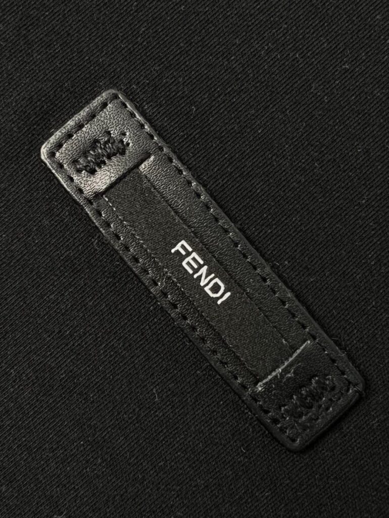 펜디 24SS Label 라운드 반팔 티셔츠 블랙 - 상세 이미지