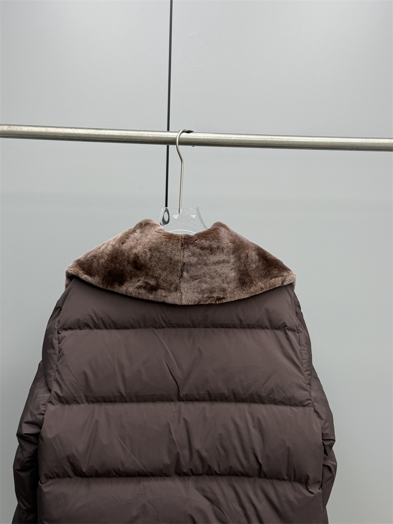 펜디 펜디 퀼팅 애비에이터 다운 패딩 자켓 레플리카 15번 이미지 - 의류 | 세미샵 레플리카 사이트