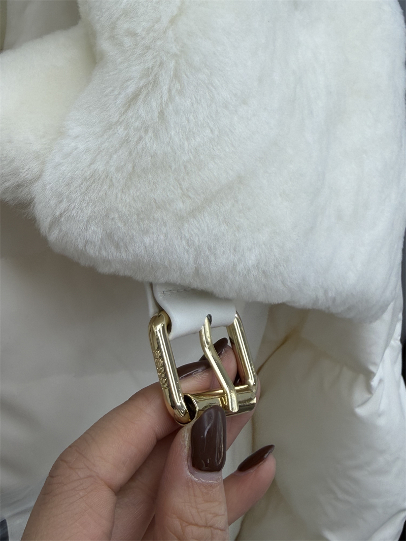 펜디 펜디 퀼팅 애비에이터 다운 패딩 자켓 레플리카 11번 이미지 - 의류 | 세미샵 레플리카 사이트