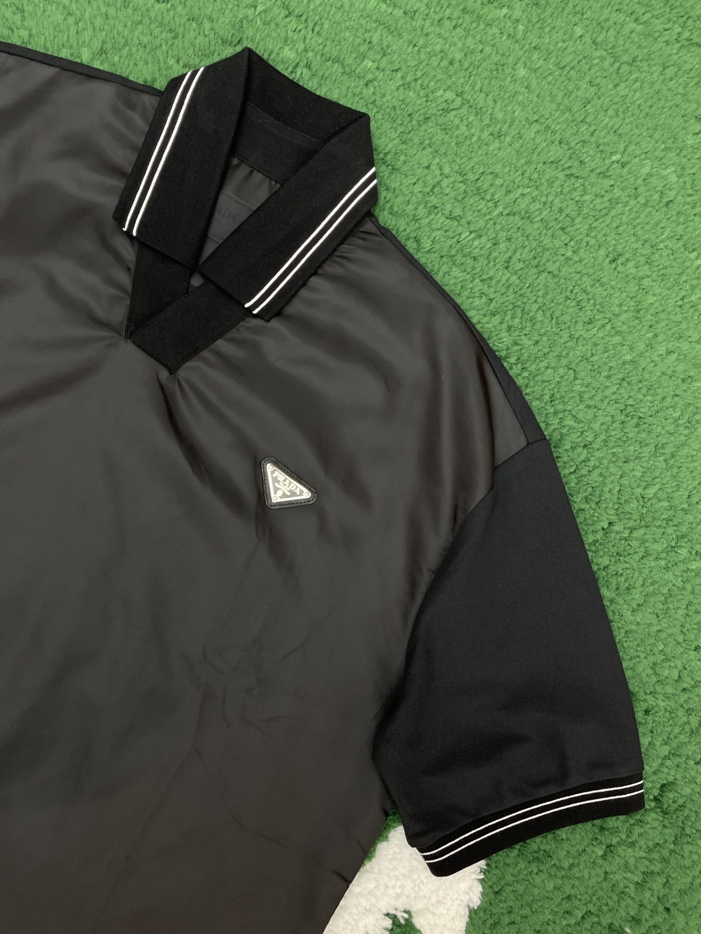 P R A D A 프라다 24 리나일론 사피아노 스틸 와펜 반팔 폴로 카라 티셔츠 레플리카 6번 이미지 - 의류 | 세미샵 레플리카 사이트
