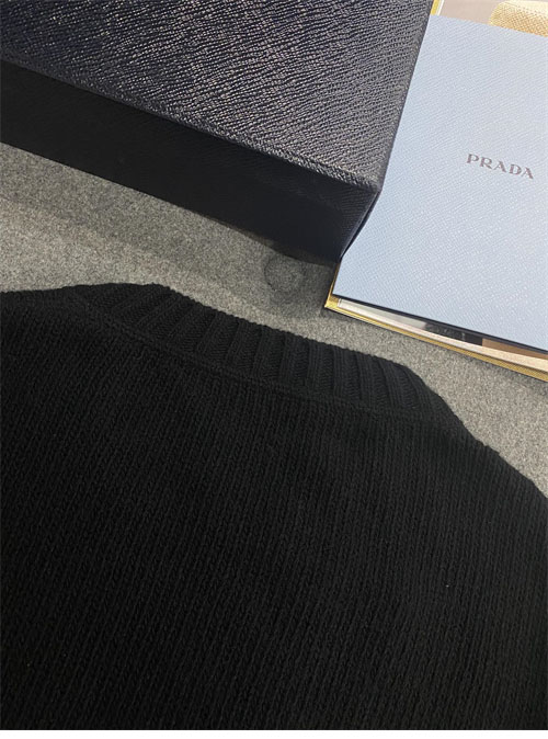 P R A D A 프라다 로고 울 캐시미어 크루넥 스웨터 니트 2컬러 레플리카 27번 이미지 - 의류 | 세미샵 레플리카 사이트