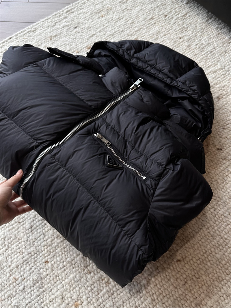 프라다 프라다 트라이앵글 로고 리나일론 다운 패딩자켓 레플리카 3번 이미지 - 의류 | 세미샵 레플리카 사이트