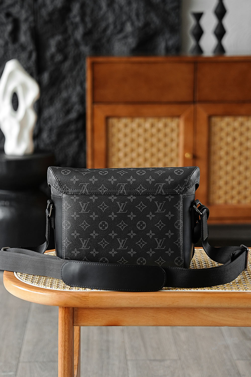 Louis Vuitton Highend Messenger PM Voyager Monogram Eclipse - 상세 이미지